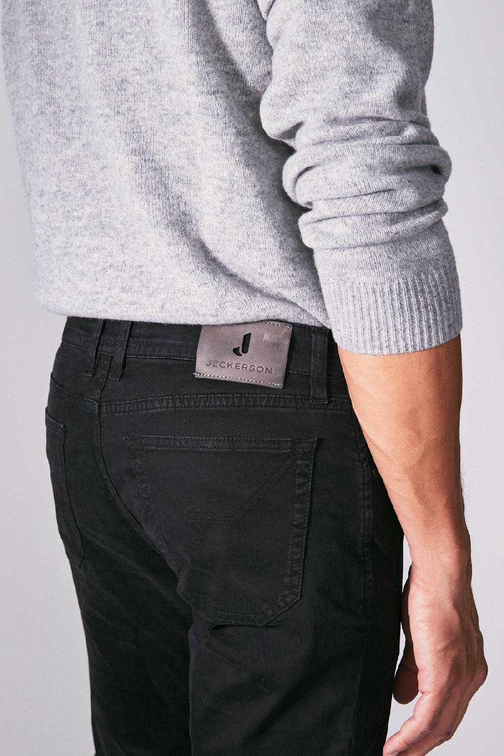 Jeckerson Pantalone slim fit in raso stretch con toppa Moda