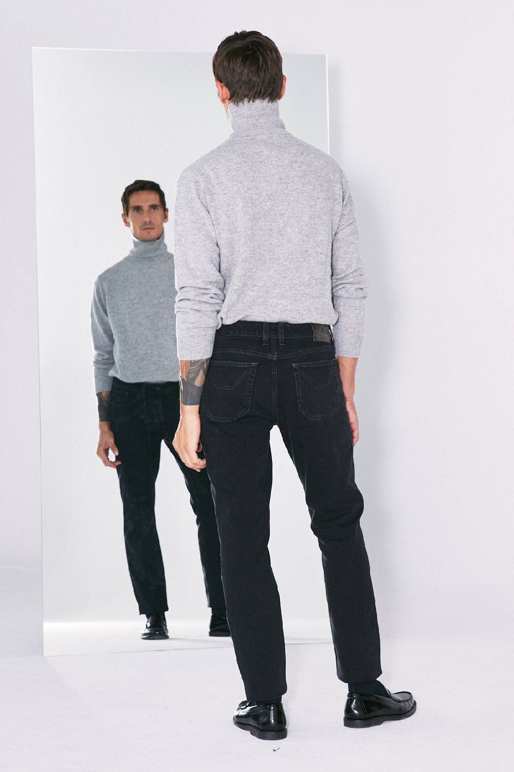 Jeckerson Pantalone 5 tasche in denim nero rinse con toppa in tono 2025