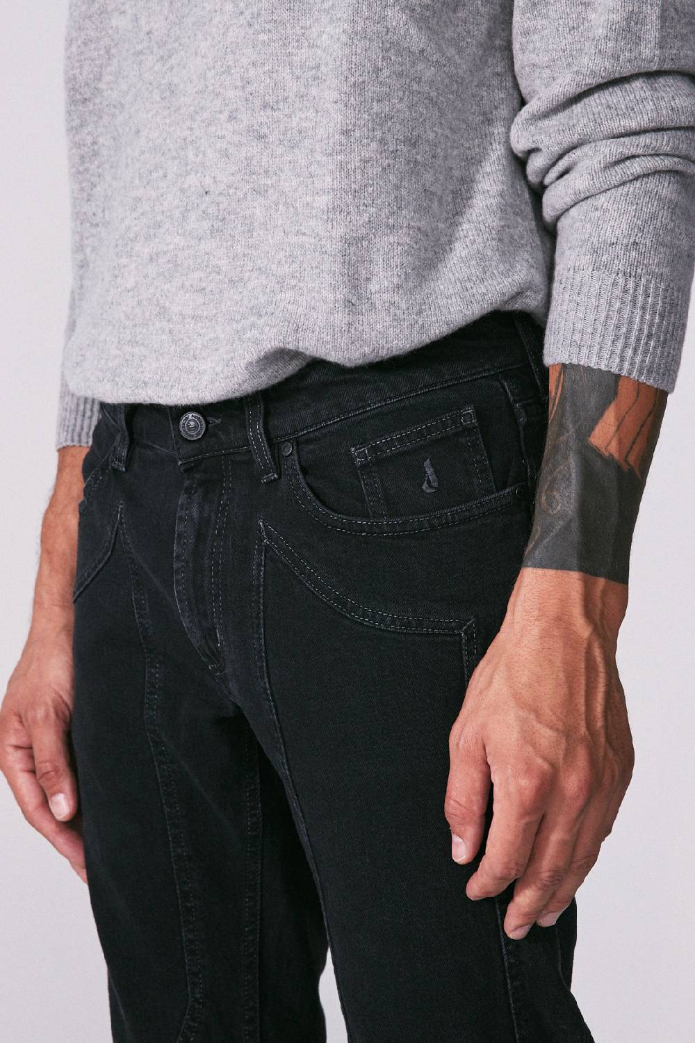 Jeckerson Pantalone 5 tasche in denim nero rinse con toppa in tono 2025