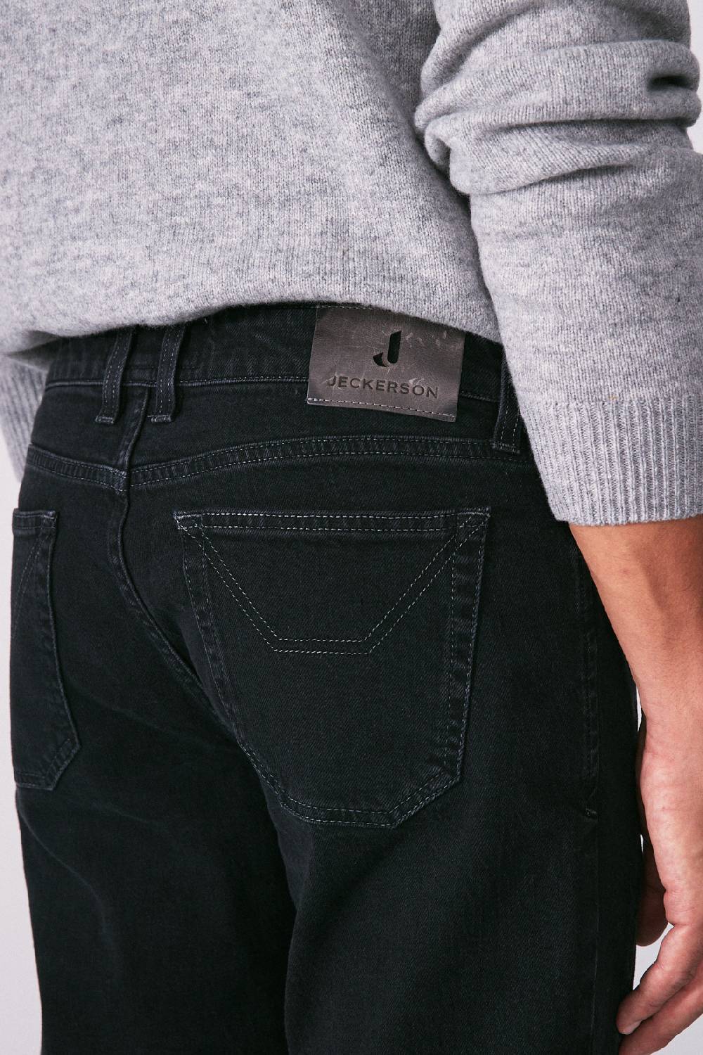 Jeckerson Pantalone 5 tasche in denim nero rinse con toppa in tono 2025