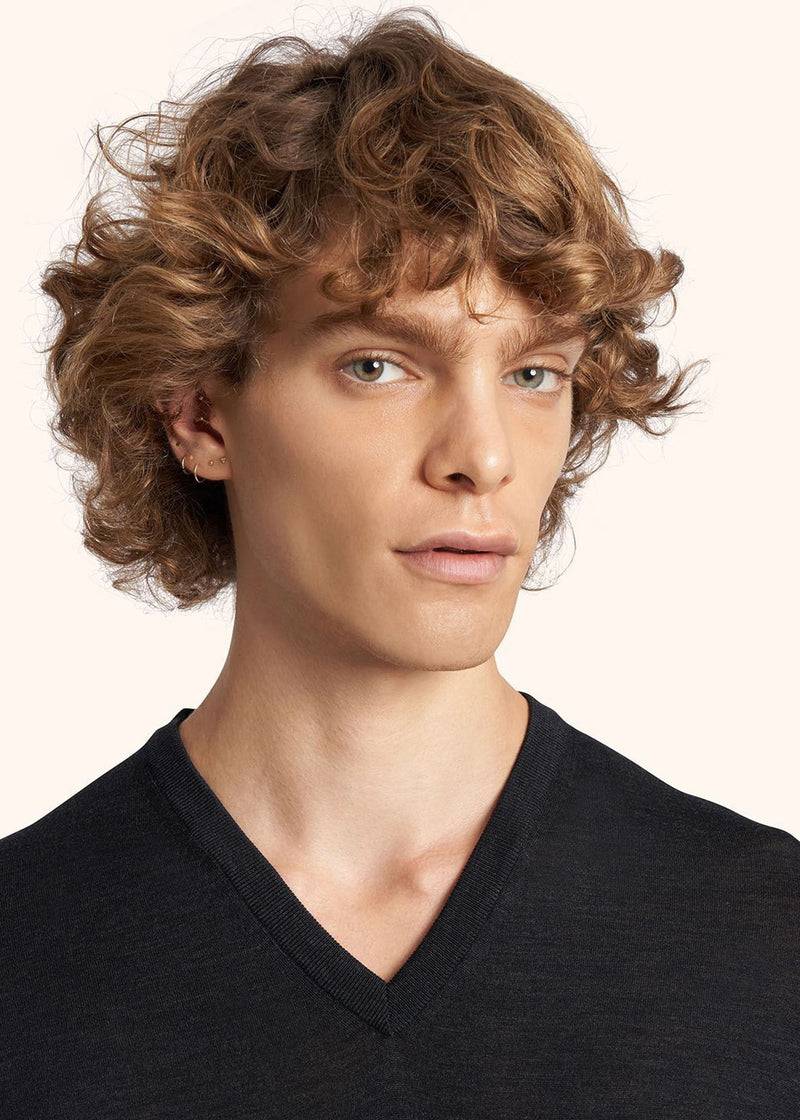 Kiton MAGLIA SCOLLO V LANA UK8651015 Offerte speciali