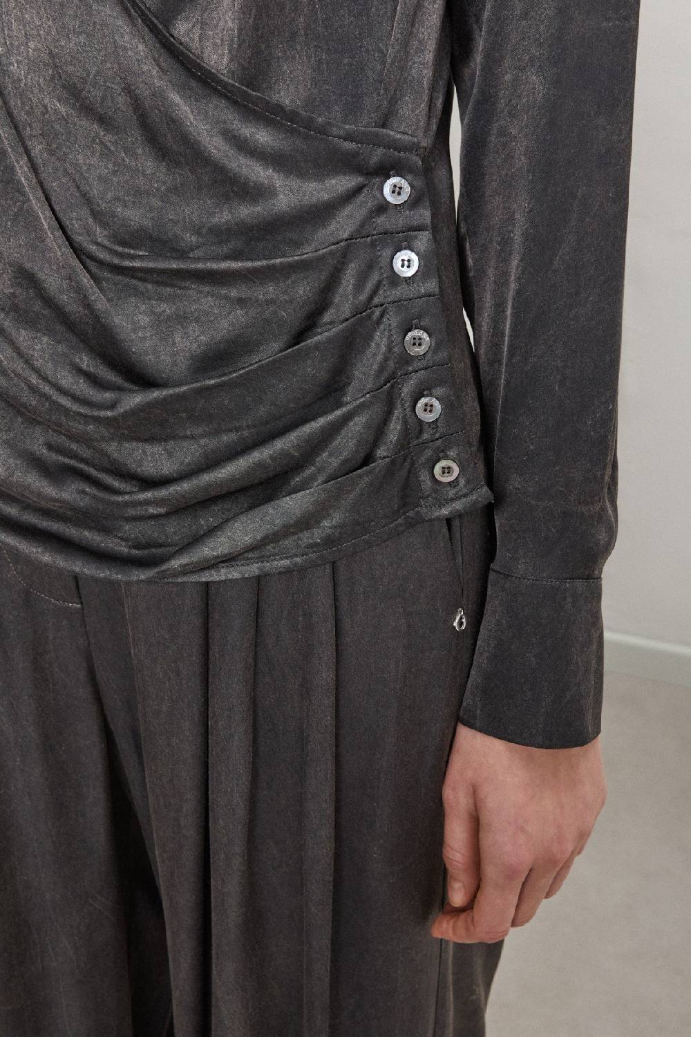 ottod'Ame Viscose blouse with V-neck and side buttoning Ultimo giorno