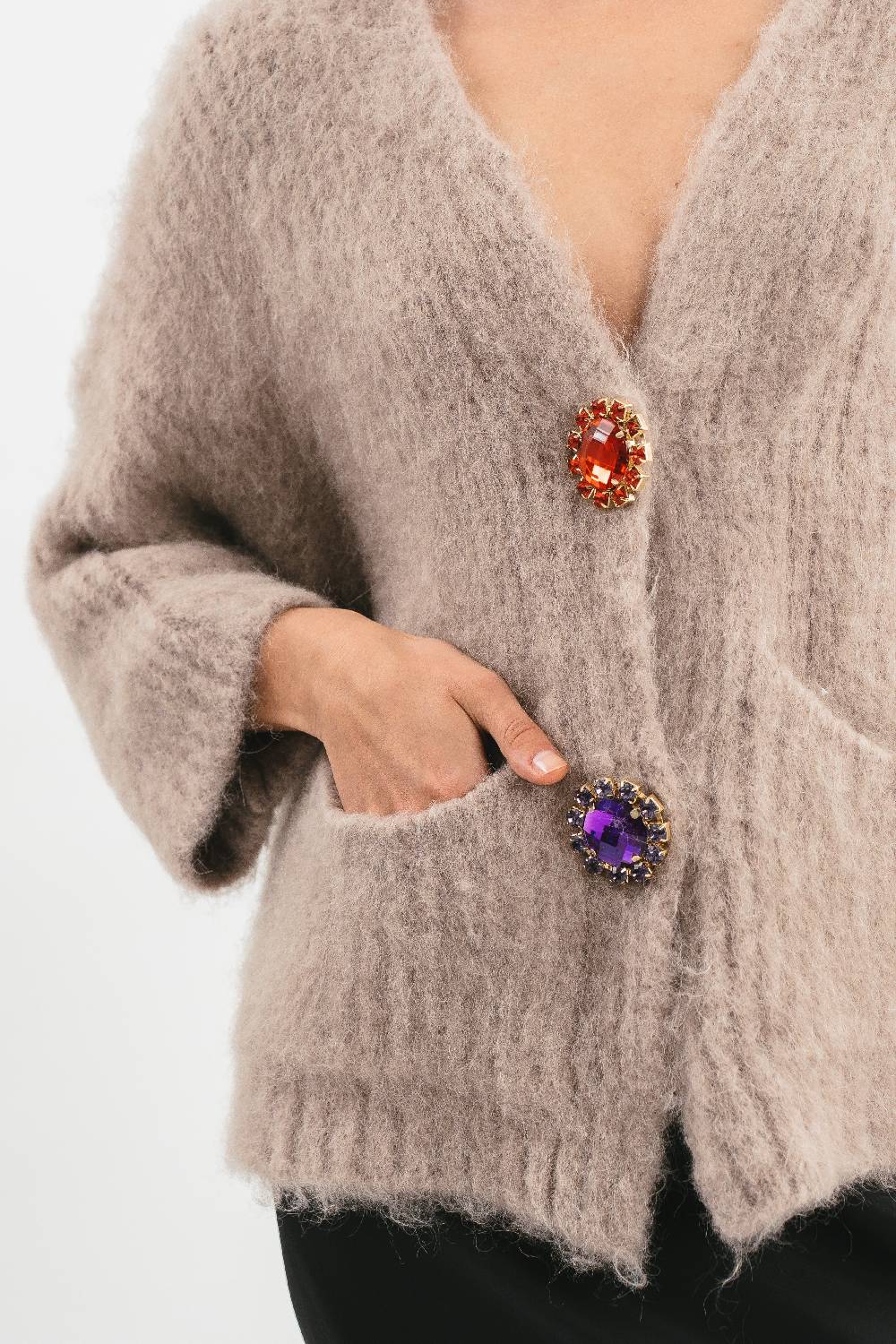 Pink Memories Cardigan over in alpaca con tasche e spille gioiello Pezzi Unici