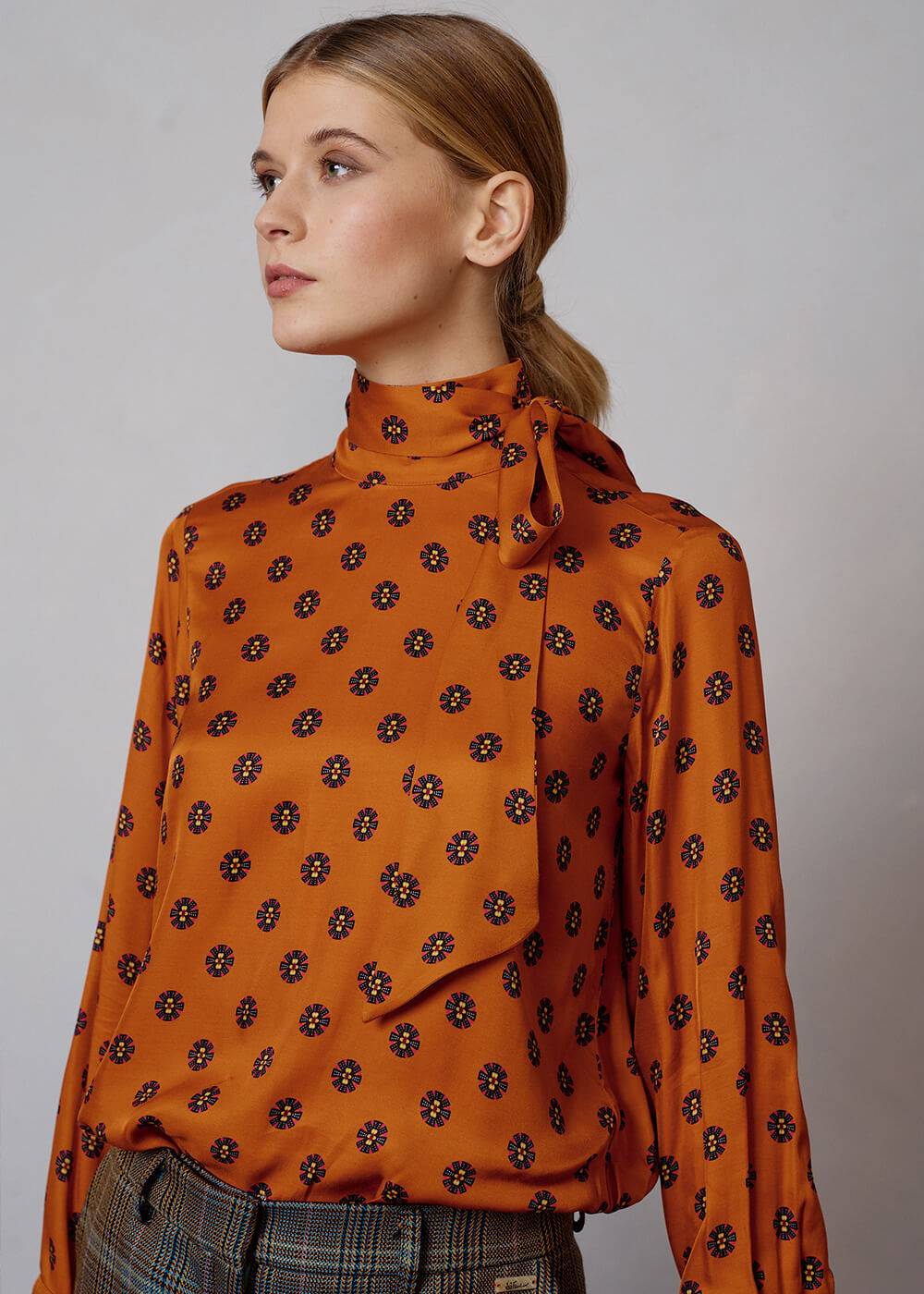 Luis Trenker Blusa modello Lubianca con fiocco e stampa Promozione