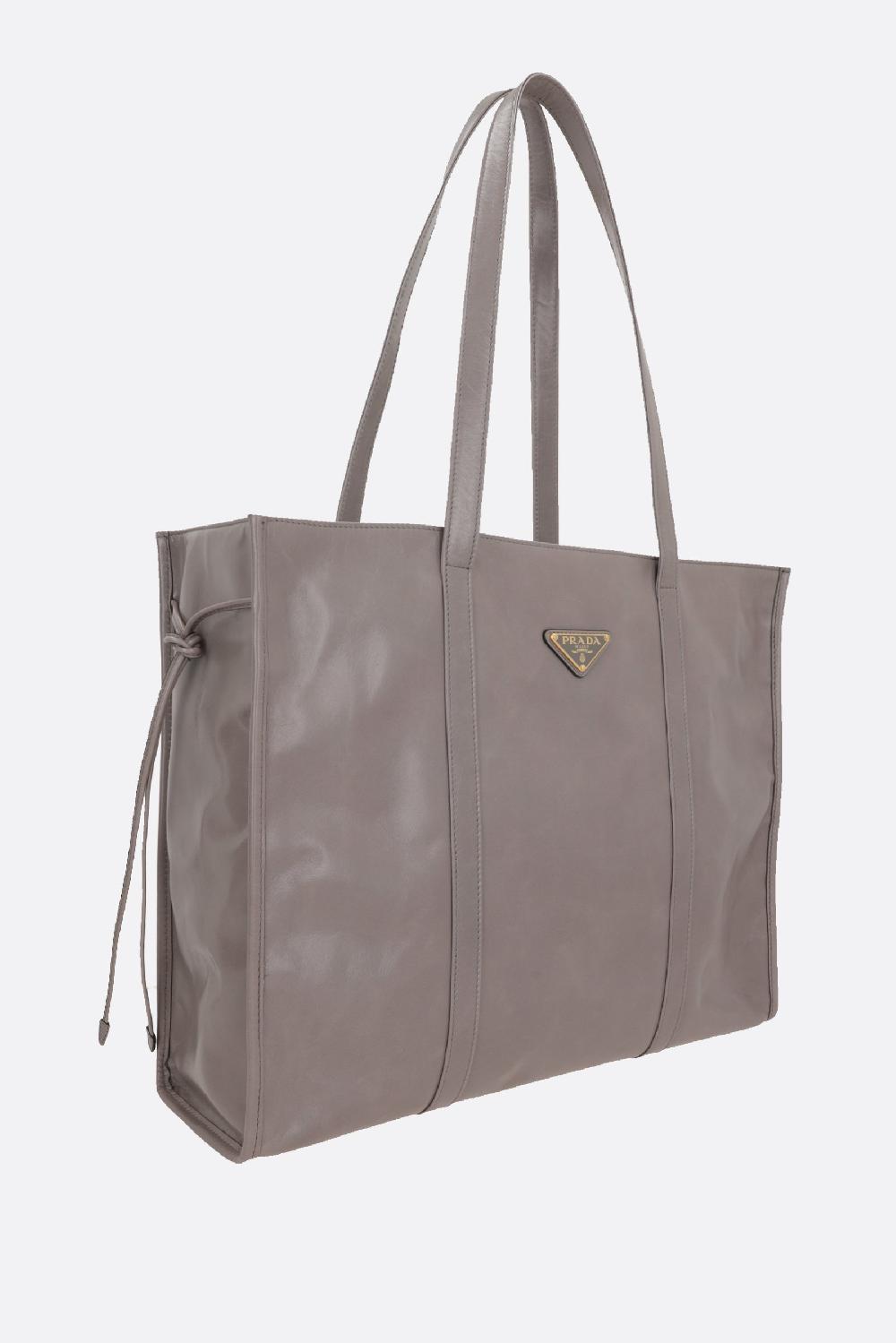 PRADA borsa tote large in pelle Soft Lux Fino al 60% di sconto
