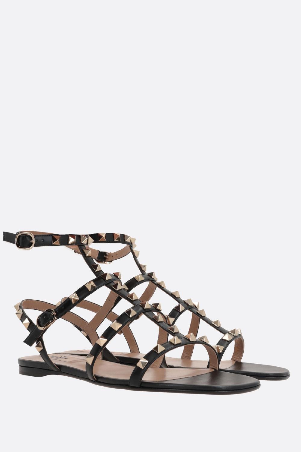 VALENTINO GARAVANI sandalo flat Rockstud in pelle liscia Enormi sconti