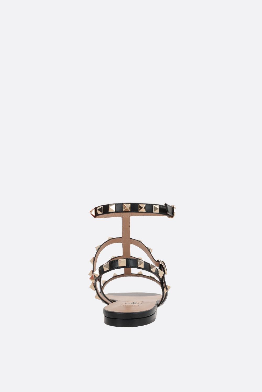 VALENTINO GARAVANI sandalo flat Rockstud in pelle liscia Enormi sconti