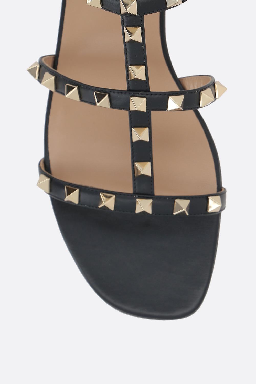 VALENTINO GARAVANI sandalo flat Rockstud in pelle liscia Enormi sconti